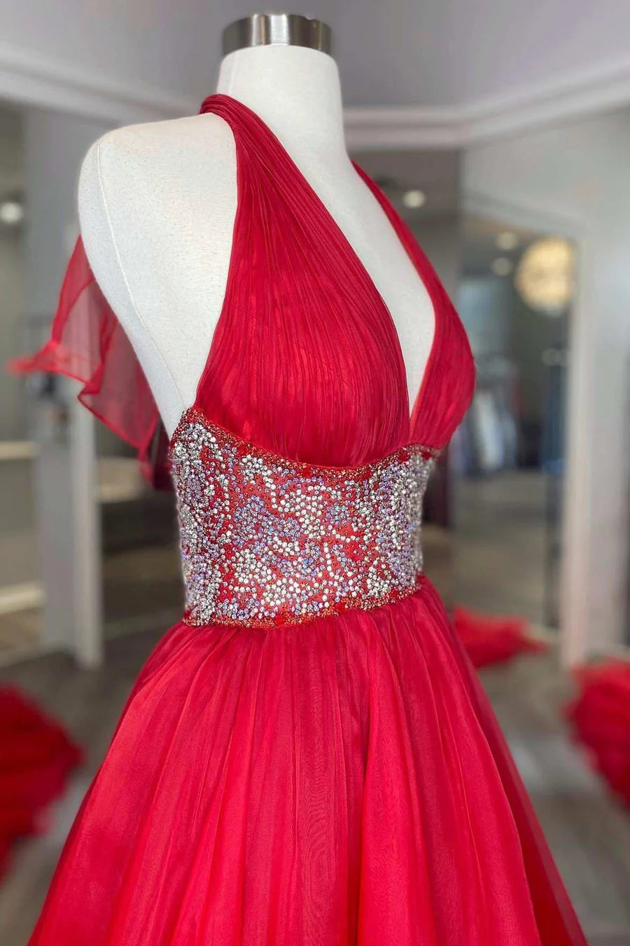 Vestido de fiesta de corte A con cuentas, cuello halter y espalda descubierta